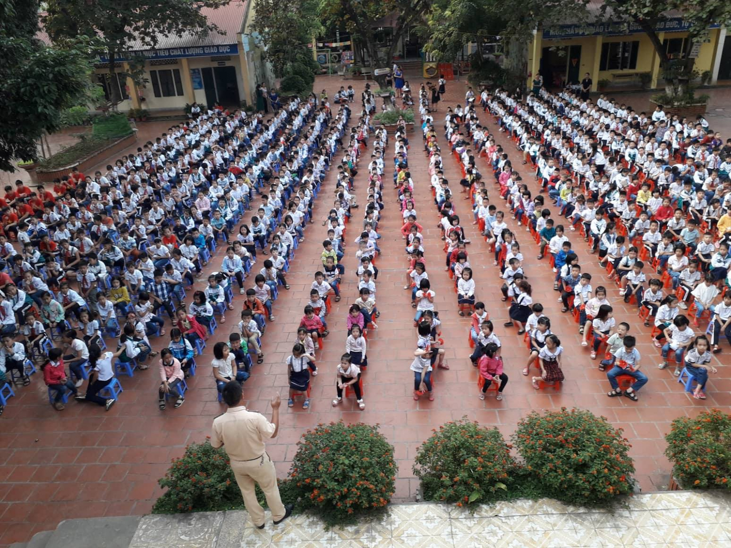 Các em học sinh đang chăm chú lắng nghe