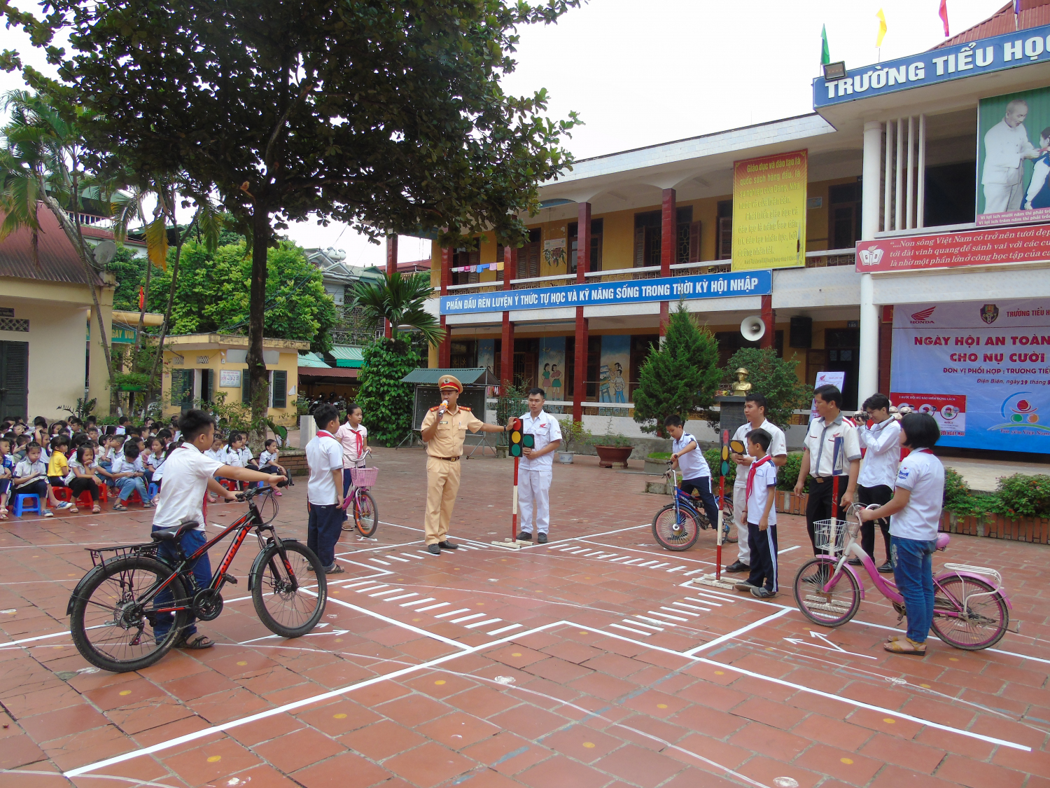 AN TOÀN GIAO THÔNG CHO NỤ CƯỜI TRẺ THƠ