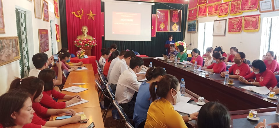 Cô Nguyễn Thị Thúy, chủ tịch Công Đoàn thông qua quy chế phối hợp giữa chính quyền