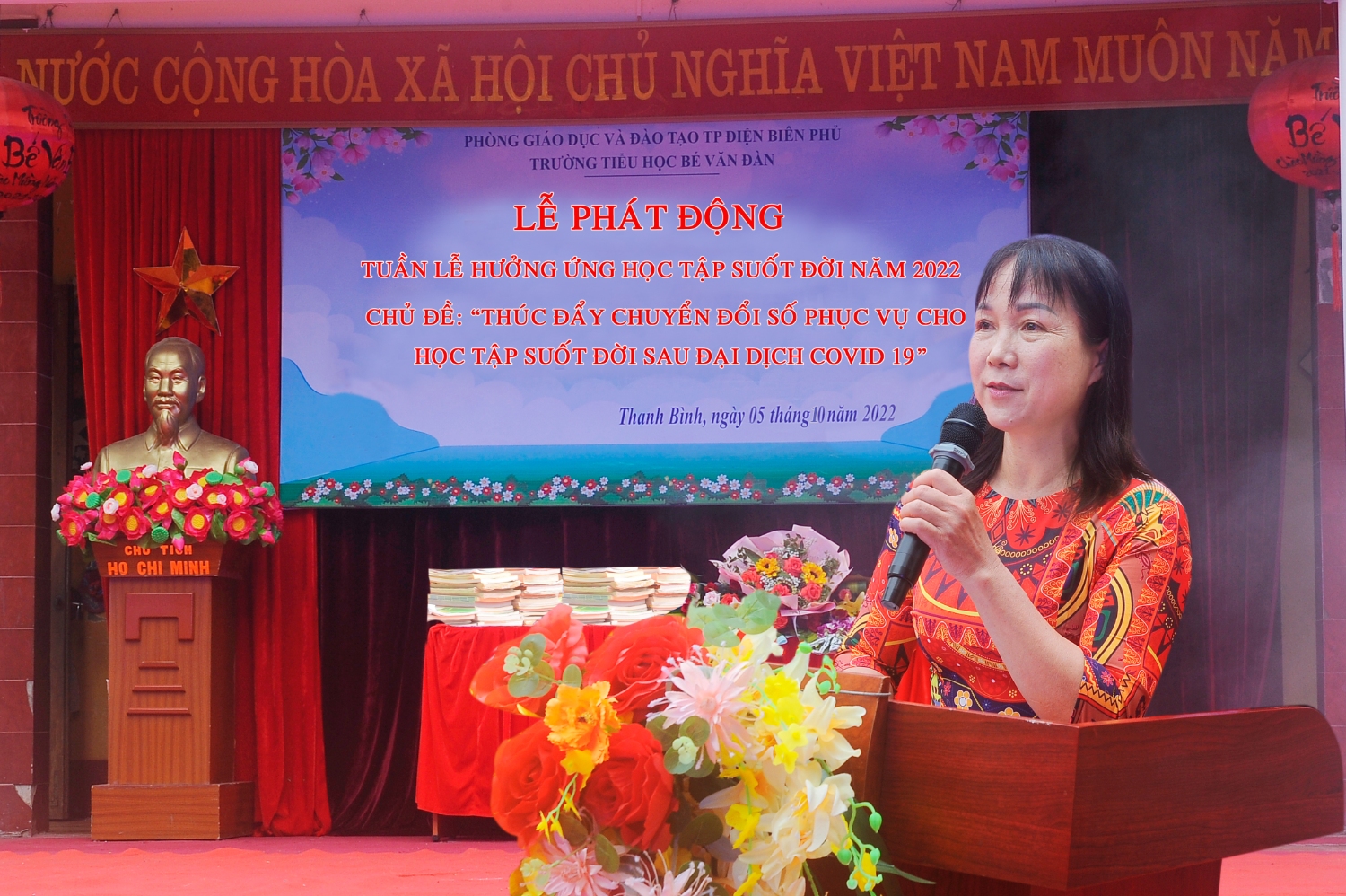 Cô Trần Thị Hường phát biểu trong ngày hội đọc sách